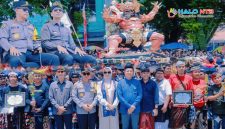 Kapolda NTB Irjen Pol Edy Murbowo bersama jajaran dan pejabat daerah berfoto bersama para pemenang lomba usai Parade Ogoh-ogoh dalam rangka menyambut Hari Raya Nyepi di Cakranegara, Kota Mataram.(Foto istimewa)