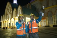 Petugas PLN melakukan pengecekan sistem kelistrikan di salah satu masjid guna memastikan pasokan listrik tetap aman saat pelaksanaan ibadah Ramadan.(Dok. PLN)
