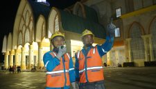 Petugas PLN melakukan pengecekan sistem kelistrikan di salah satu masjid guna memastikan pasokan listrik tetap aman saat pelaksanaan ibadah Ramadan.(Dok. PLN)