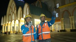 Petugas PLN melakukan pengecekan sistem kelistrikan di salah satu masjid guna memastikan pasokan listrik tetap aman saat pelaksanaan ibadah Ramadan.(Dok. PLN)