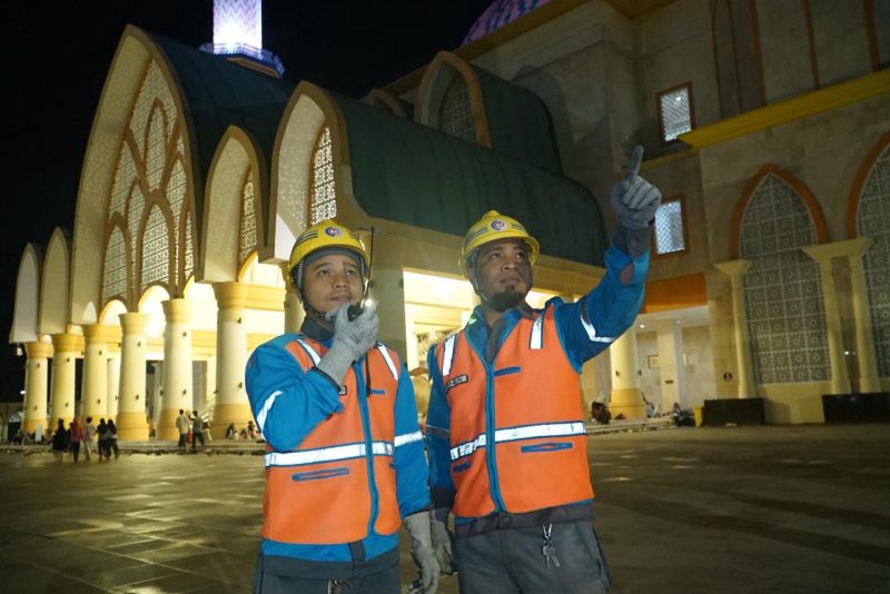 Petugas PLN melakukan pengecekan sistem kelistrikan di salah satu masjid guna memastikan pasokan listrik tetap aman saat pelaksanaan ibadah Ramadan.(Dok. PLN)