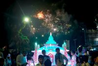 Miniatur masjid bercahaya dan gemerlap kembang api menambah semarak pawai takbiran di Kota Mataram.(Dok. PLN)