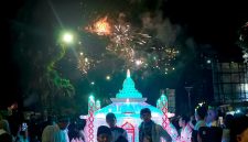 Miniatur masjid bercahaya dan gemerlap kembang api menambah semarak pawai takbiran di Kota Mataram.(Dok. PLN)