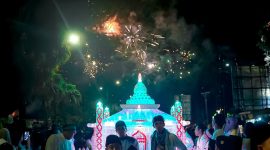 Miniatur masjid bercahaya dan gemerlap kembang api menambah semarak pawai takbiran di Kota Mataram.(Dok. PLN)