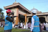 Koordinasi petugas PLN di lapangan untuk menjaga kelistrikan tetap andal di lokasi pelaksanaan Salat Id.