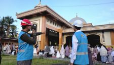 Koordinasi petugas PLN di lapangan untuk menjaga kelistrikan tetap andal di lokasi pelaksanaan Salat Id.
