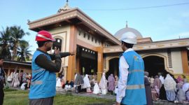 Koordinasi petugas PLN di lapangan untuk menjaga kelistrikan tetap andal di lokasi pelaksanaan Salat Id.
