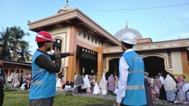 Koordinasi petugas PLN di lapangan untuk menjaga kelistrikan tetap andal di lokasi pelaksanaan Salat Id.