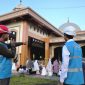 Koordinasi petugas PLN di lapangan untuk menjaga kelistrikan tetap andal di lokasi pelaksanaan Salat Id.