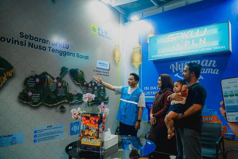 PLN memperkenalkan sebaran SPKLU di NTB guna memastikan kemudahan akses pengisian daya bagi masyarakat selama libur Idulfitri.(Dok. PLN)
