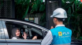 Isi daya sambil santai, ekosistem kendaraan listrik di NTB kian matang, menjadikan mudik lebih efisien dan bebas khawatir.(Dok. PLN)