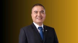 3. Direktur Utama Bank NTB Syariah Nazaruddin saat sesi foto resmi di tengah momentum kebangkitan layanan digital perbankan daerah.(Foto istimewa)