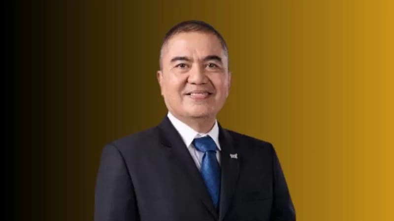 3. Direktur Utama Bank NTB Syariah Nazaruddin saat sesi foto resmi di tengah momentum kebangkitan layanan digital perbankan daerah.(Foto istimewa)