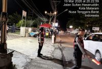 Personel Polda NTB melakukan pengamanan dan pengaturan lalu lintas di sekitar masjid saat ibadah Ramadan di Kota Mataram.(Foto: Dok. Taufik Natanagara)
