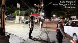 Personel Polda NTB melakukan pengamanan dan pengaturan lalu lintas di sekitar masjid saat ibadah Ramadan di Kota Mataram.(Foto: Dok. Taufik Natanagara)