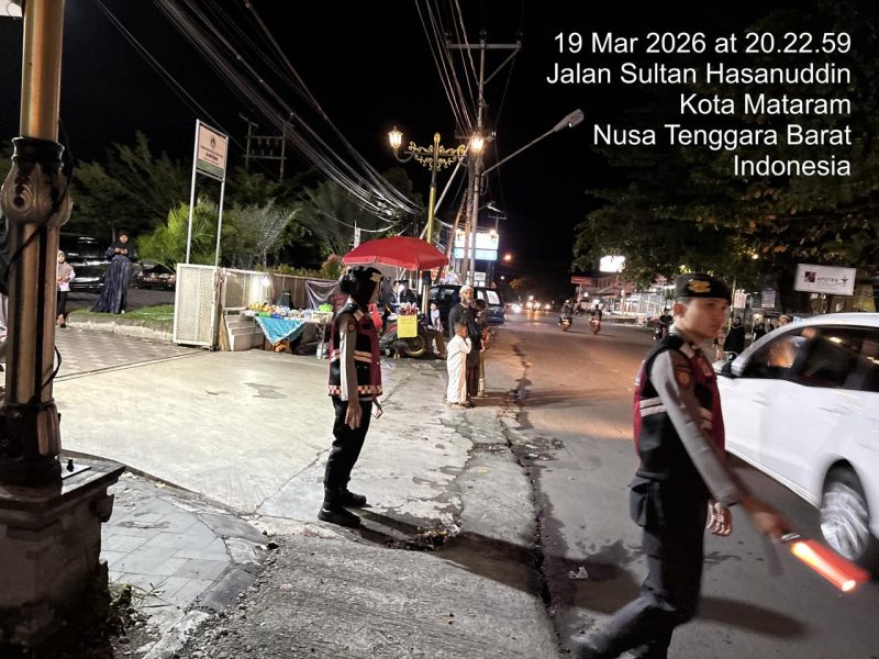 Personel Polda NTB melakukan pengamanan dan pengaturan lalu lintas di sekitar masjid saat ibadah Ramadan di Kota Mataram.(Foto: Dok. Taufik Natanagara)