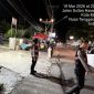 Personel Polda NTB melakukan pengamanan dan pengaturan lalu lintas di sekitar masjid saat ibadah Ramadan di Kota Mataram.(Foto: Dok. Taufik Natanagara)