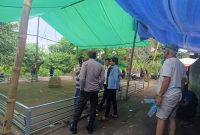 Personel Polsek Kuripan memberikan imbauan kepada warga saat penertiban lokasi dugaan judi sabung ayam di Desa Jagaraga.(Foto istimewa)