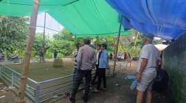 Personel Polsek Kuripan memberikan imbauan kepada warga saat penertiban lokasi dugaan judi sabung ayam di Desa Jagaraga.(Foto istimewa)