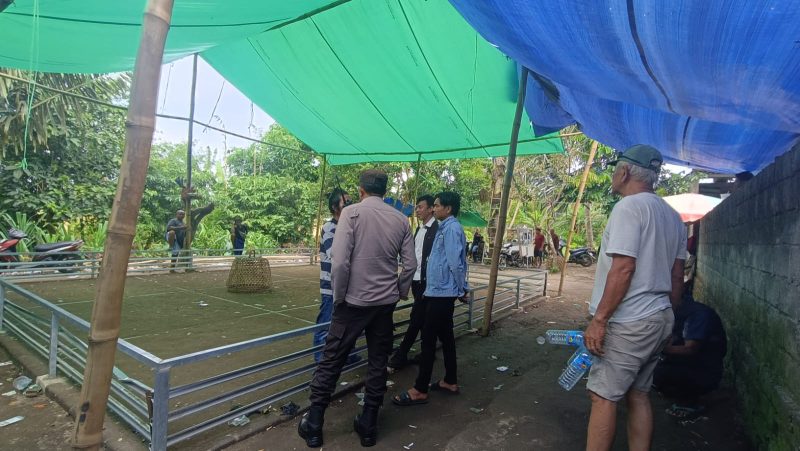 Personel Polsek Kuripan memberikan imbauan kepada warga saat penertiban lokasi dugaan judi sabung ayam di Desa Jagaraga.(Foto istimewa)