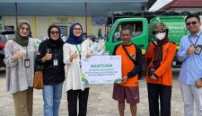 Wujud nyata tanggung jawab sosial, Bank NTB Syariah hadir langsung membantu korban kebakaran di Kecamatan Alas dengan berbagai bantuan darurat dan dukungan air bersih.(Dok. Bank NTB Syariah)