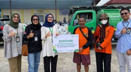 Wujud nyata tanggung jawab sosial, Bank NTB Syariah hadir langsung membantu korban kebakaran di Kecamatan Alas dengan berbagai bantuan darurat dan dukungan air bersih.(Dok. Bank NTB Syariah)