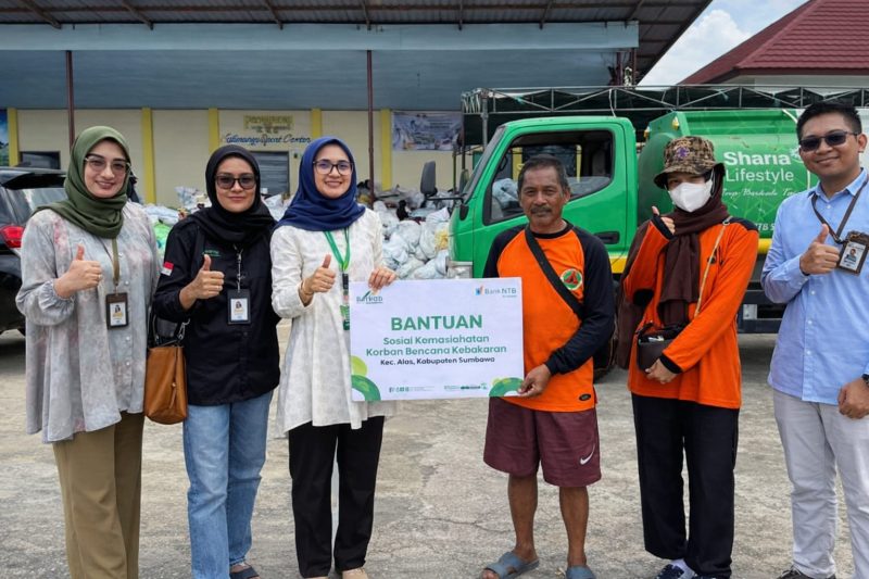 Wujud nyata tanggung jawab sosial, Bank NTB Syariah hadir langsung membantu korban kebakaran di Kecamatan Alas dengan berbagai bantuan darurat dan dukungan air bersih.(Dok. Bank NTB Syariah)