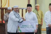 Kolaborasi sosial – Penyaluran bantuan oleh Bank NTB Syariah bersama tokoh masyarakat sebagai upaya memastikan bantuan tepat sasaran.(Dok. Bank NTB Syariah)