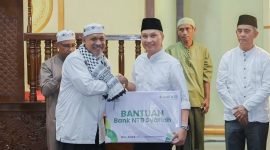 Kolaborasi sosial – Penyaluran bantuan oleh Bank NTB Syariah bersama tokoh masyarakat sebagai upaya memastikan bantuan tepat sasaran.(Dok. Bank NTB Syariah)