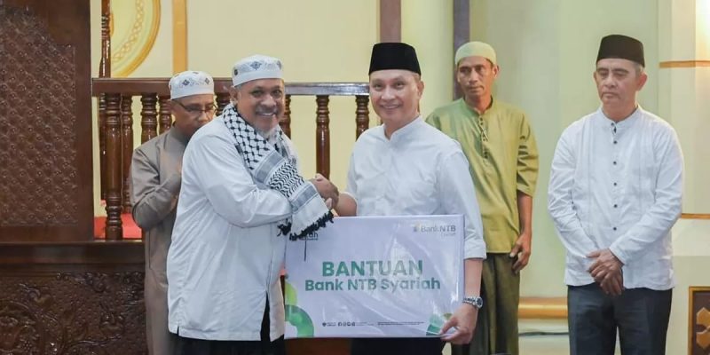 Kolaborasi sosial – Penyaluran bantuan oleh Bank NTB Syariah bersama tokoh masyarakat sebagai upaya memastikan bantuan tepat sasaran.(Dok. Bank NTB Syariah)