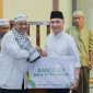 Kolaborasi sosial – Penyaluran bantuan oleh Bank NTB Syariah bersama tokoh masyarakat sebagai upaya memastikan bantuan tepat sasaran.(Dok. Bank NTB Syariah)