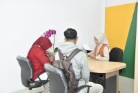 Nasabah melakukan konsultasi layanan perbankan di kantor Bank NTB Syariah.(Dok. Bank NTB Syariah)