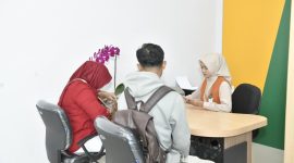 Nasabah melakukan konsultasi layanan perbankan di kantor Bank NTB Syariah.(Dok. Bank NTB Syariah)