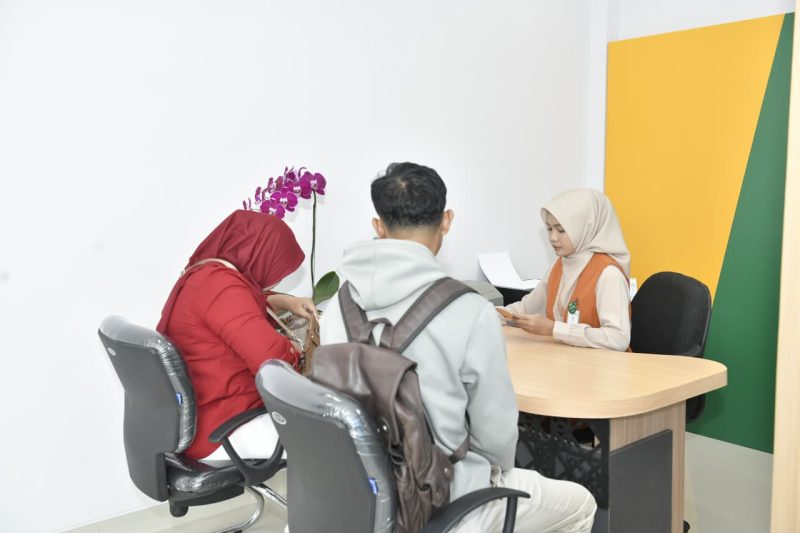 Nasabah melakukan konsultasi layanan perbankan di kantor Bank NTB Syariah.(Dok. Bank NTB Syariah)