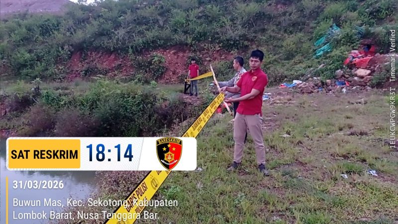 Petugas Sat Reskrim Polres Lombok Barat memasang garis polisi di lokasi bekas aktivitas tambang emas di Bukit Lendak Bare, Sekotong, Selasa (31/3/2026).(Foto istimewa)