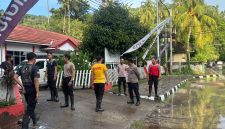 Kondisi banjir di Jalan Raya Senggigi, Lombok Barat, dengan genangan air setinggi lutut yang melumpuhkan arus lalu lintas, Minggu (5/4/2026).(Foto istimewa)