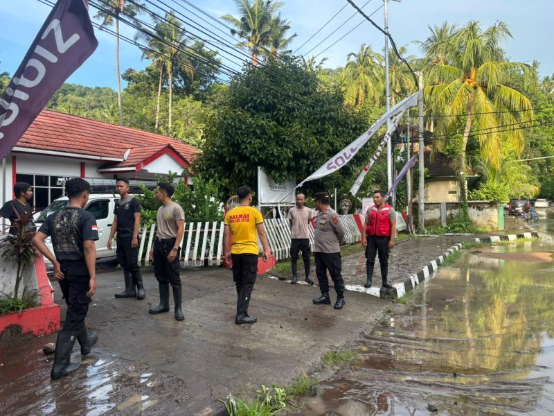 Kondisi banjir di Jalan Raya Senggigi, Lombok Barat, dengan genangan air setinggi lutut yang melumpuhkan arus lalu lintas, Minggu (5/4/2026).(Foto istimewa)