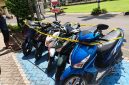 Petugas Sat Reskrim Polres Lombok Barat menunjukkan barang bukti sepeda motor hasil curanmor yang diamankan dari pelaku.(Foto istimewa)