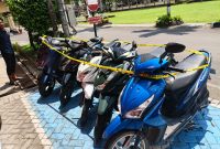 Petugas Sat Reskrim Polres Lombok Barat menunjukkan barang bukti sepeda motor hasil curanmor yang diamankan dari pelaku.(Foto istimewa)