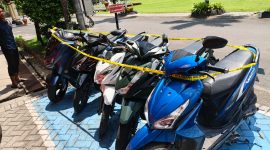 Petugas Sat Reskrim Polres Lombok Barat menunjukkan barang bukti sepeda motor hasil curanmor yang diamankan dari pelaku.(Foto istimewa)