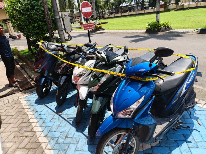 Petugas Sat Reskrim Polres Lombok Barat menunjukkan barang bukti sepeda motor hasil curanmor yang diamankan dari pelaku.(Foto istimewa)