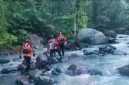 Tim SAR gabungan menyisir aliran Sungai Tibu Ijo, Lombok Barat, dalam upaya mencari korban yang hanyut.(Foto istimewa)