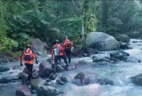 Tim SAR gabungan menyisir aliran Sungai Tibu Ijo, Lombok Barat, dalam upaya mencari korban yang hanyut.(Foto istimewa)