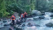 Tim SAR gabungan menyisir aliran Sungai Tibu Ijo, Lombok Barat, dalam upaya mencari korban yang hanyut.(Foto istimewa)