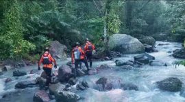 Tim SAR gabungan menyisir aliran Sungai Tibu Ijo, Lombok Barat, dalam upaya mencari korban yang hanyut.(Foto istimewa)