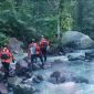 Tim SAR gabungan menyisir aliran Sungai Tibu Ijo, Lombok Barat, dalam upaya mencari korban yang hanyut.(Foto istimewa)