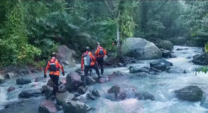 Tim SAR gabungan menyisir aliran Sungai Tibu Ijo, Lombok Barat, dalam upaya mencari korban yang hanyut.(Foto istimewa)
