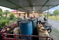 Petugas Ditreskrimsus Polda NTB menunjukkan barang bukti 800 liter solar subsidi yang diamankan di Kecamatan Alas, Sumbawa.(Foto istimewa)