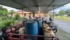 Petugas Ditreskrimsus Polda NTB menunjukkan barang bukti 800 liter solar subsidi yang diamankan di Kecamatan Alas, Sumbawa.(Foto istimewa)