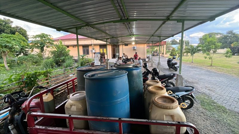 Petugas Ditreskrimsus Polda NTB menunjukkan barang bukti 800 liter solar subsidi yang diamankan di Kecamatan Alas, Sumbawa.(Foto istimewa)